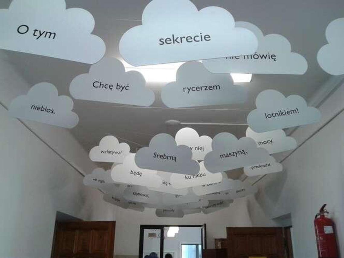 Biega się po wierszach, korytarz tonie w chmurach. Zobacz, jak się zmieniła szkoła na Czwartku