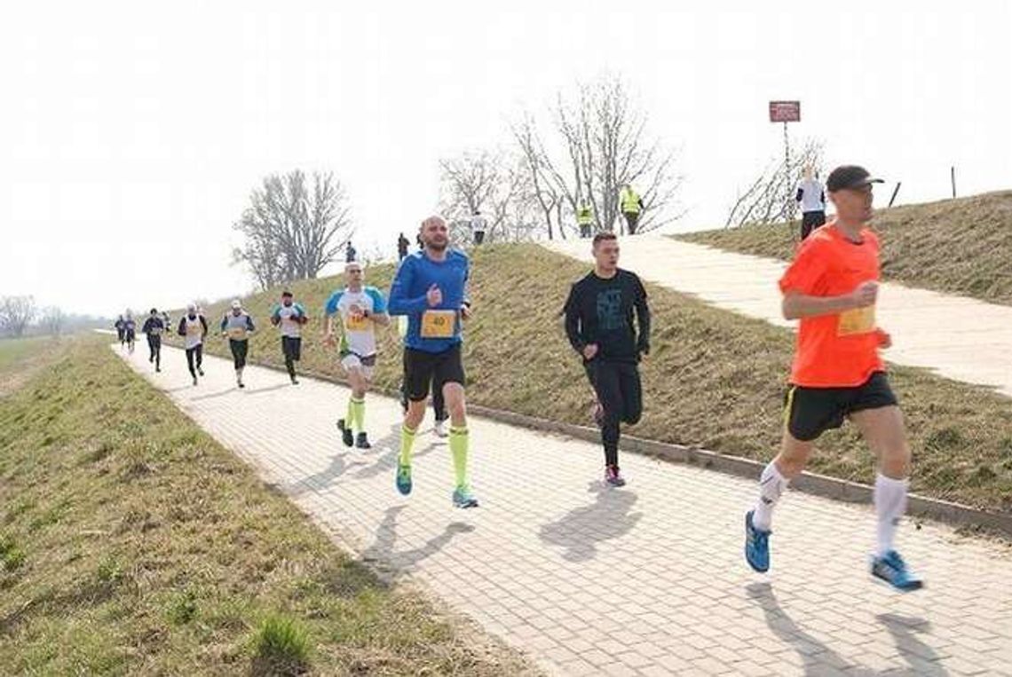 Biegacze z Puław pomogą w budowie szkoły w afrykańskiej wiosce Biegacze z Puław pomogą w budowie szkoły w afrykańskiej wiosce