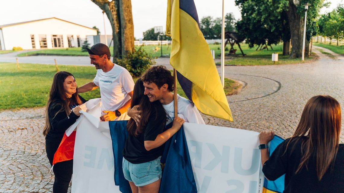 Biegacze z ukraińską flagą zmierzają na szczyt NATO. Niosą ważny przekaz Biegacze z ukraińską flagą zmierzają na szczyt NATO. Niosą ważny przekaz