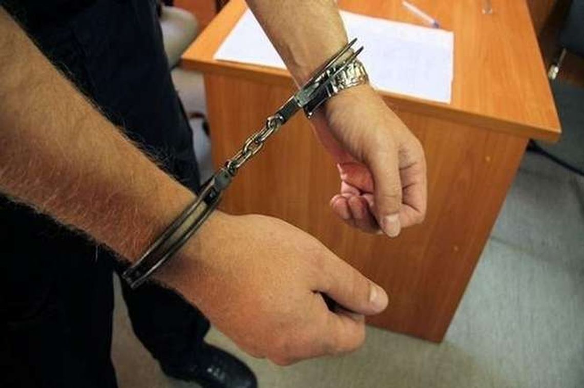 Biegał po domu z nożem i groził byłej żonie. Rzucił się z pięściami na policjantów Biegał po domu z nożem i groził byłej żonie. Rzucił się z pięściami na policjantów