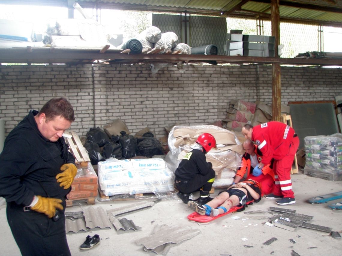 Biegał z kolegami po dachu, który się załamał