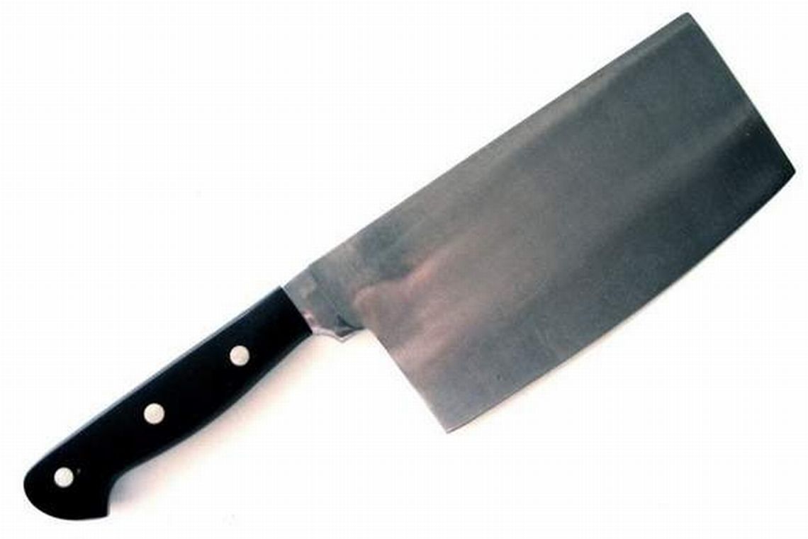 Biegał z tasakiem i straszył ludzi. Uszkodził samochód