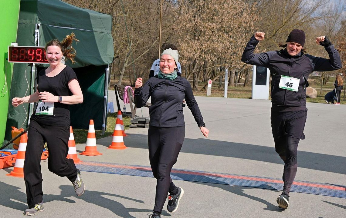 Biegali dla zdrowia10 tysięcy kroków po Parku Ludowym Biegali dla zdrowia10 tysięcy kroków po Parku Ludowym