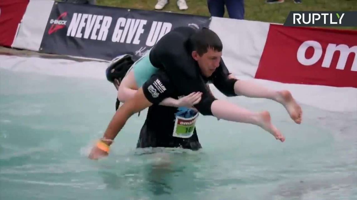 Biegli po piachu i przez wodę. Z żonami na plecach