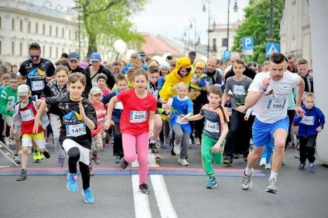 Biegnie mama, tata, wszyscy. Wielki bieg rodzinny