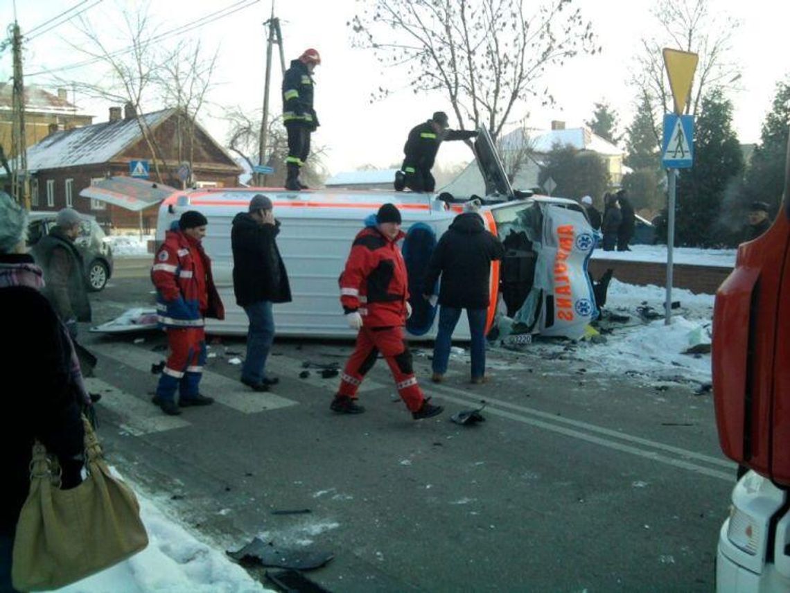 Bielsk Podlaski: Wypadek karetki, reanimowany pacjent zmarł (zdjęcia)