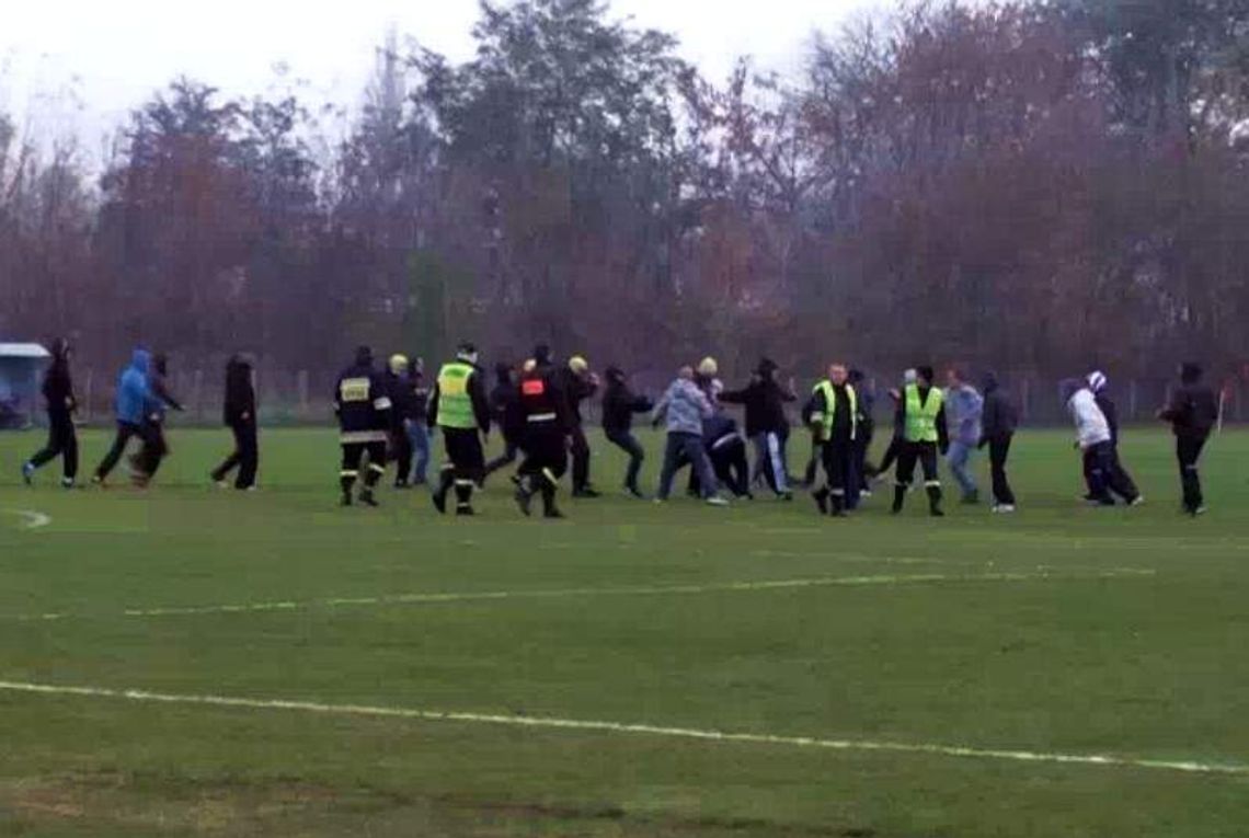 Bijatyka na meczu w Dęblinie. Uciekając potrącili samochodem policjanta (wideo)