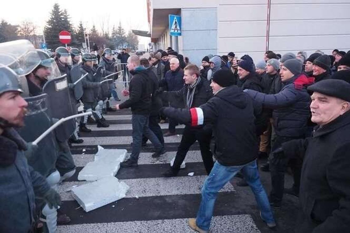Bijatyka z ZOMO przed bramą PZL-Świdnik. Tak było w czasach PRL (wideo, zdjęcia)