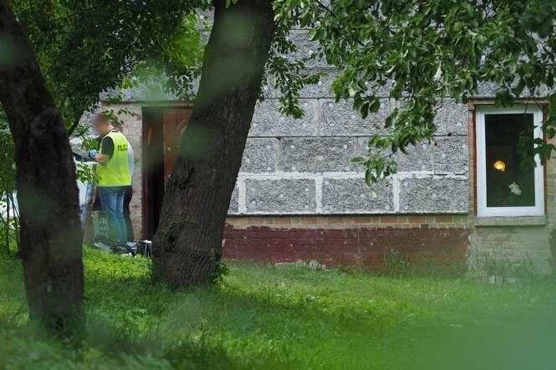 Bił obuchem siekiery. Przeciągnął ciała do kuchni, posypał wapnem i chciał zamaskować Bił obuchem siekiery. Przeciągnął ciała do kuchni, posypał wapnem i chciał zamaskować