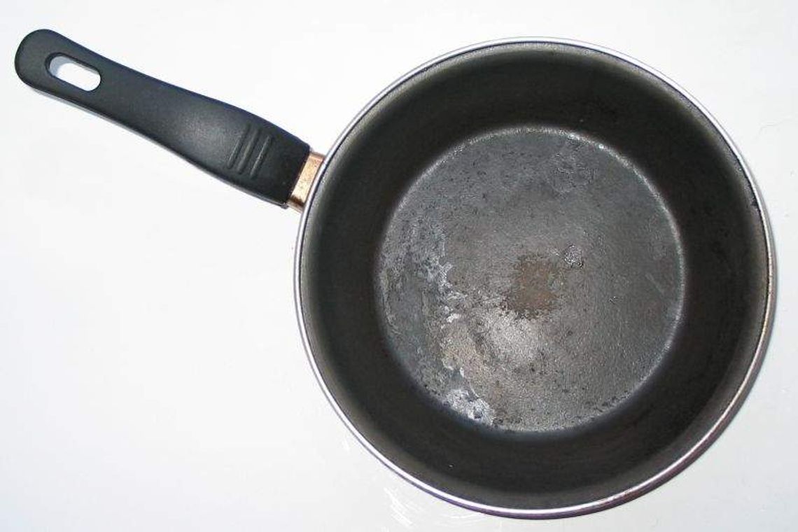 Bił patelnią, nożem rozciął twarz. Bo nie dostał 10 zł na wino