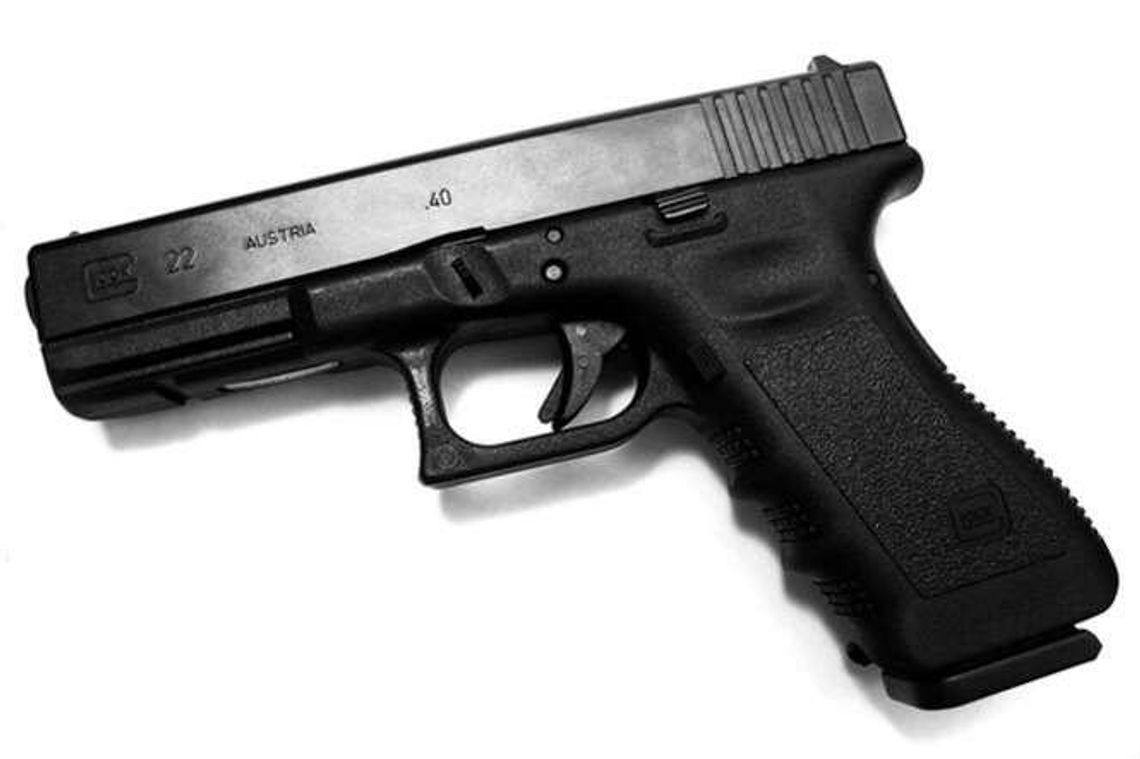 Bił żonę i groził jej bronią 