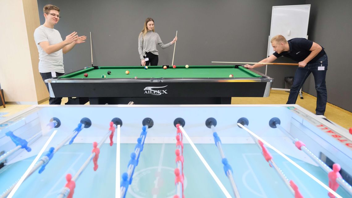 Bilard, kanapy, taras na dachu, joga. Nowe biuro Sollers Consulting Bilard, kanapy, taras na dachu, joga. Nowe biuro Sollers Consulting