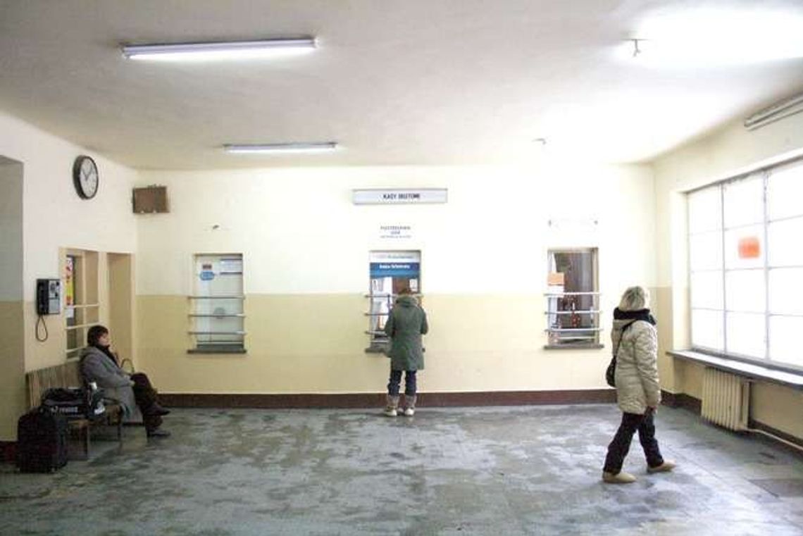 Biletów na dworcu kolejowym w Puławach już nie kupisz