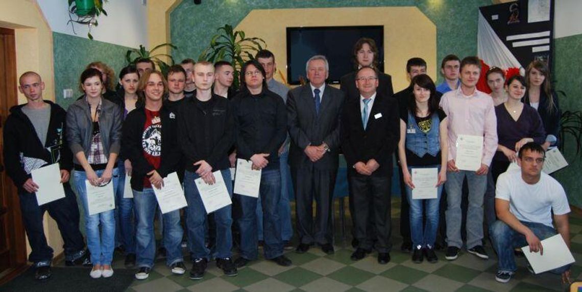 Biłgoraj: Uczniowie RCEZ odebrali stypendia od starosty