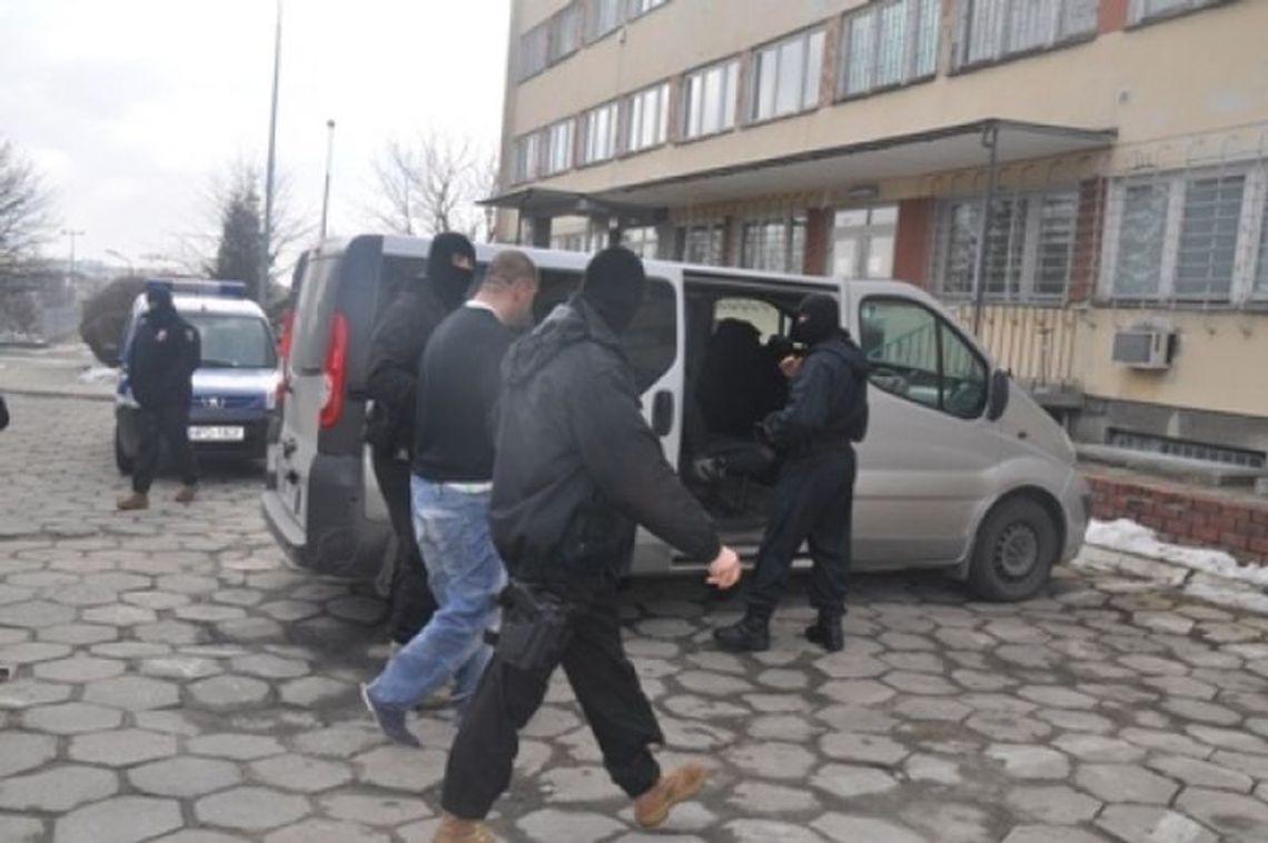 Bili i kopali kobiety, bo chcieli pieniędzy. Wpadł jeden z nich