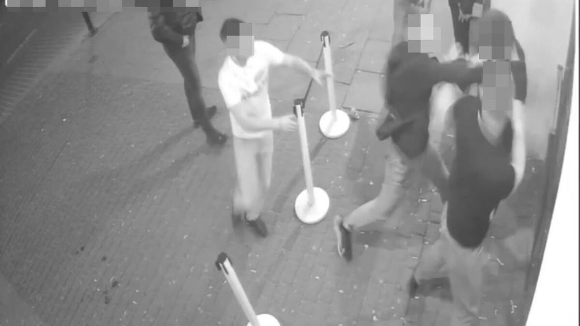 Bili i kopali przypadkowe osoby. Sprawcy usłyszeli zarzuty Bili i kopali przypadkowe osoby. Sprawcy usłyszeli zarzuty