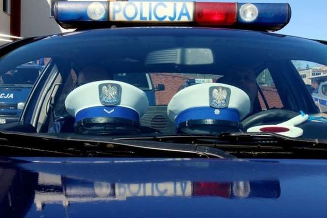 Bili, kopali go i skakali po nim. 25-latek trafił do szpitala