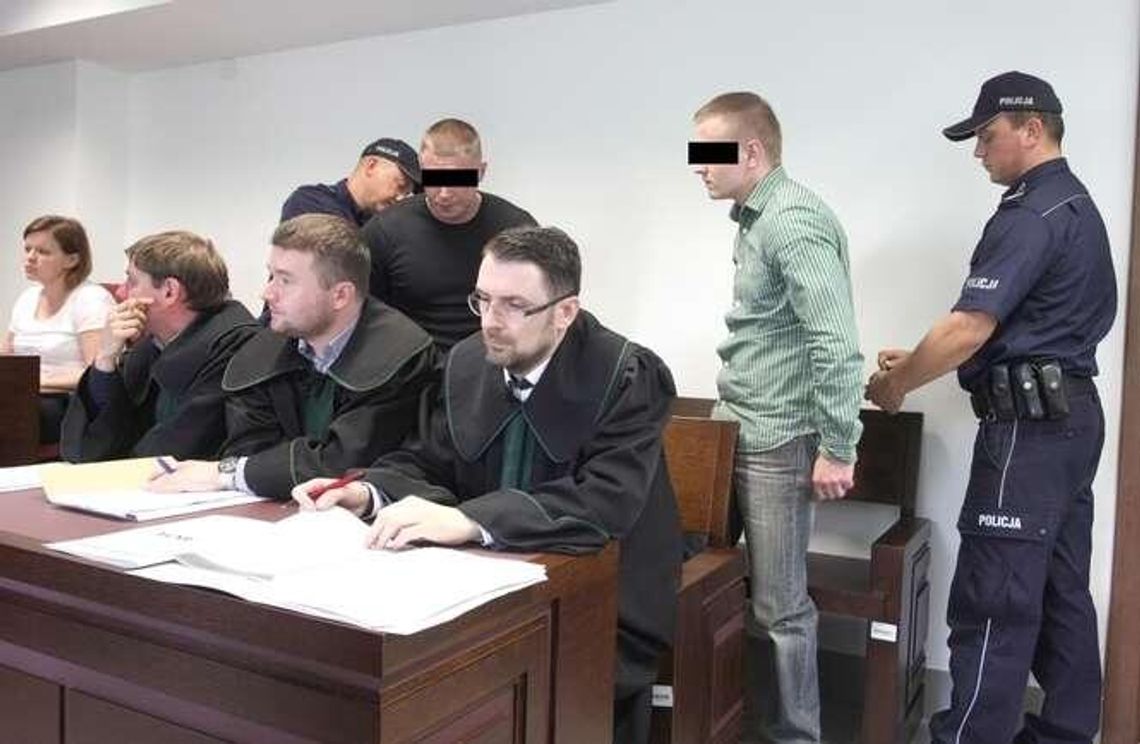 Bili, straszyli, kazali mu pływać w lodowatej wodzie. Poszło o pieniądze