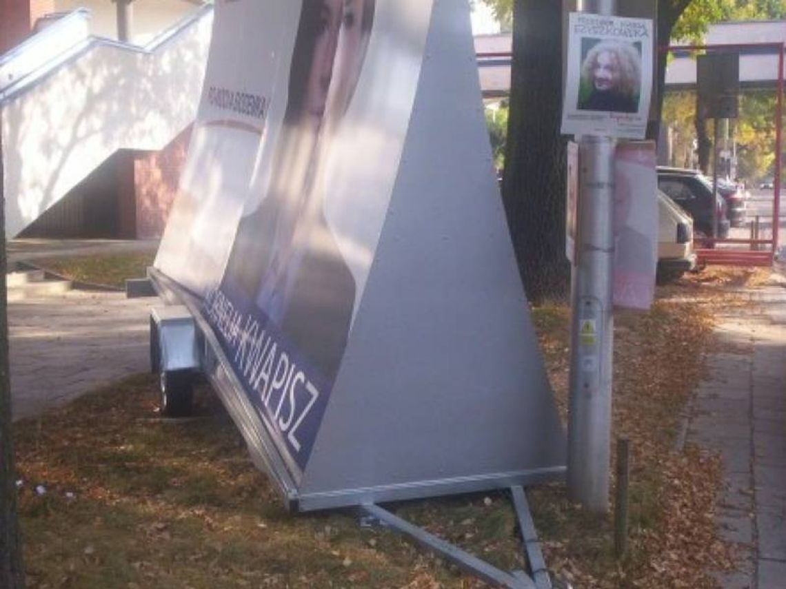 Billboard wyborczy zaparkowany na środku trawnika Billboard wyborczy zaparkowany na środku trawnika