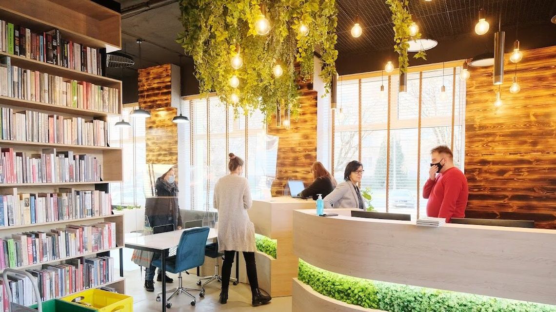 Bioteka zdmuchuje świeczki na torcie