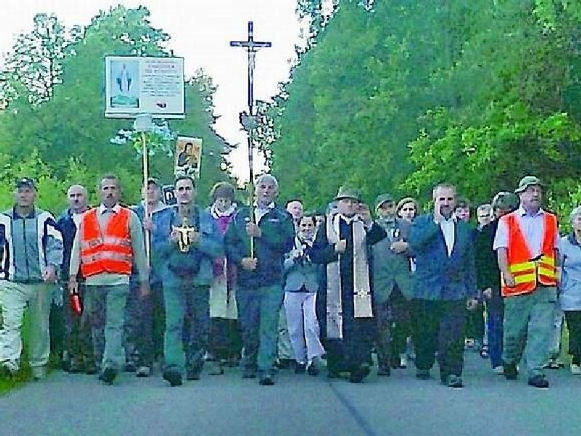 Biskup walczy z księdzem Natankiem i wizjami Agnieszki