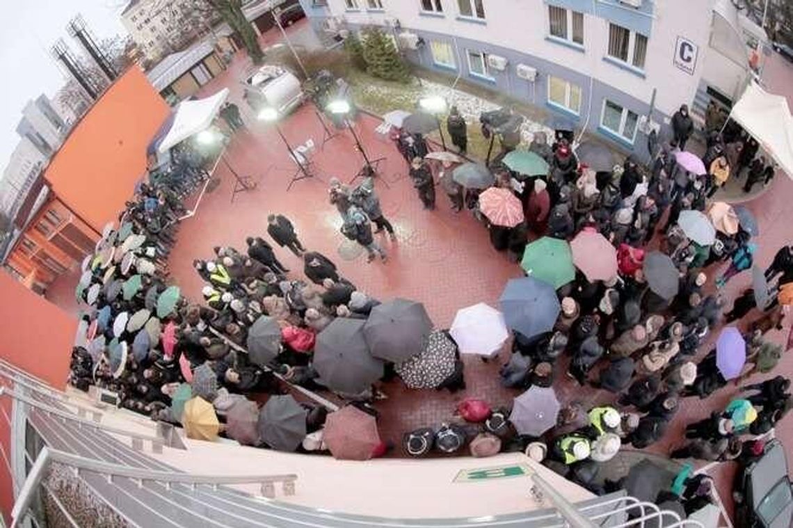 Biskupi, Telewizja Trwam i onkolodzy bronią szefowej COZL. Co zdecydowało o odwołaniu jej?