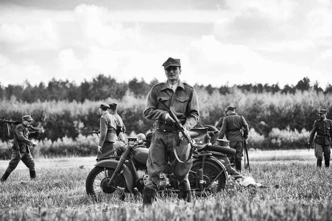 Bitwa Zaporczyków z ubekami. Zdjęcia z rekonstrukcji historycznej