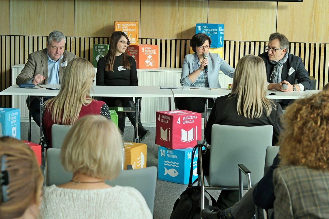 uczestnicy konferencji za stołem