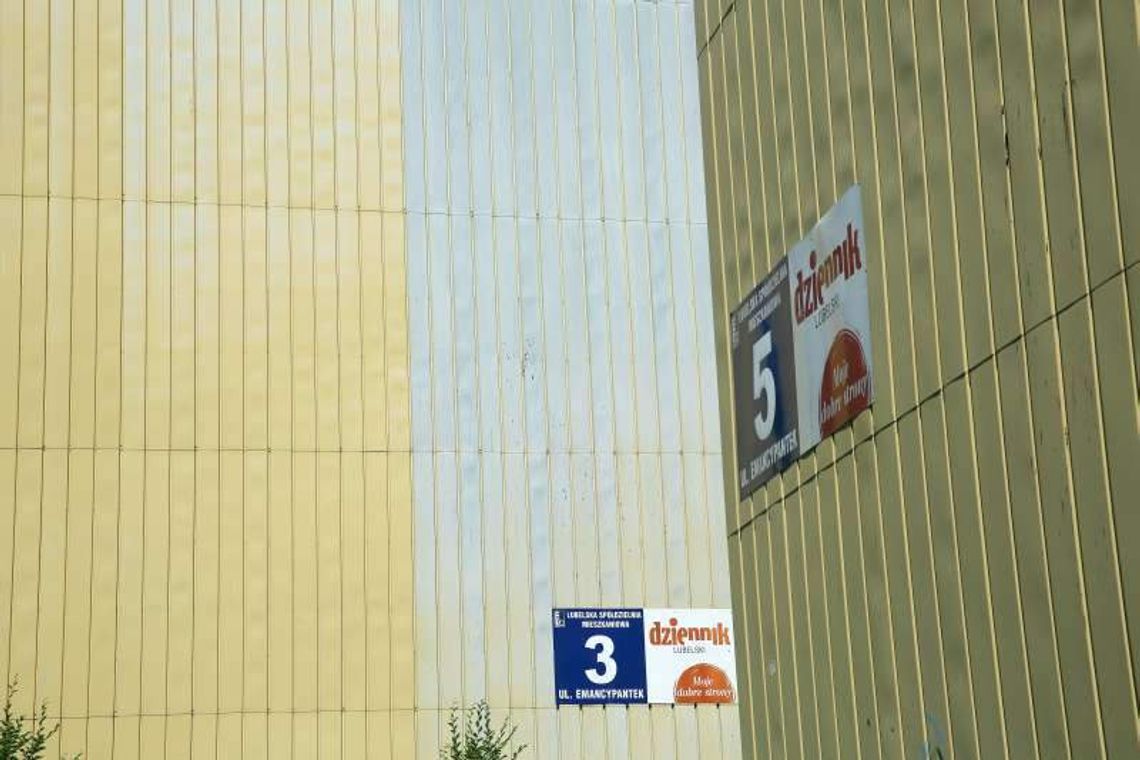Blacha na blokach niebezpieczna. Puszczają nity