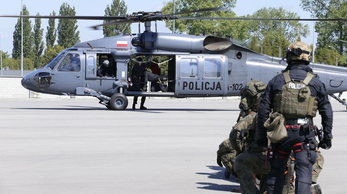 Black Hawk i pies w goglach. Tak ćwiczą policyjni kontrterroryści w Lublinie
