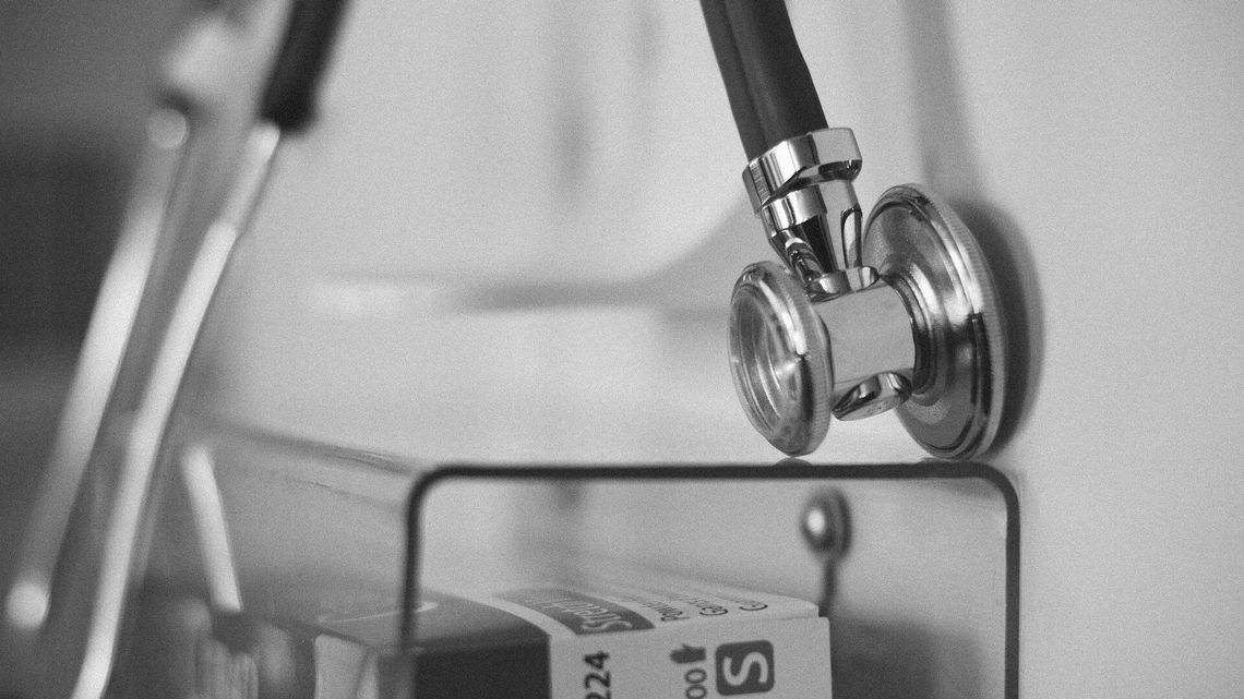 Błąd lekarzy szpitala "papieskiego"? Leczyli tarczycę, pacjentka straciła głos