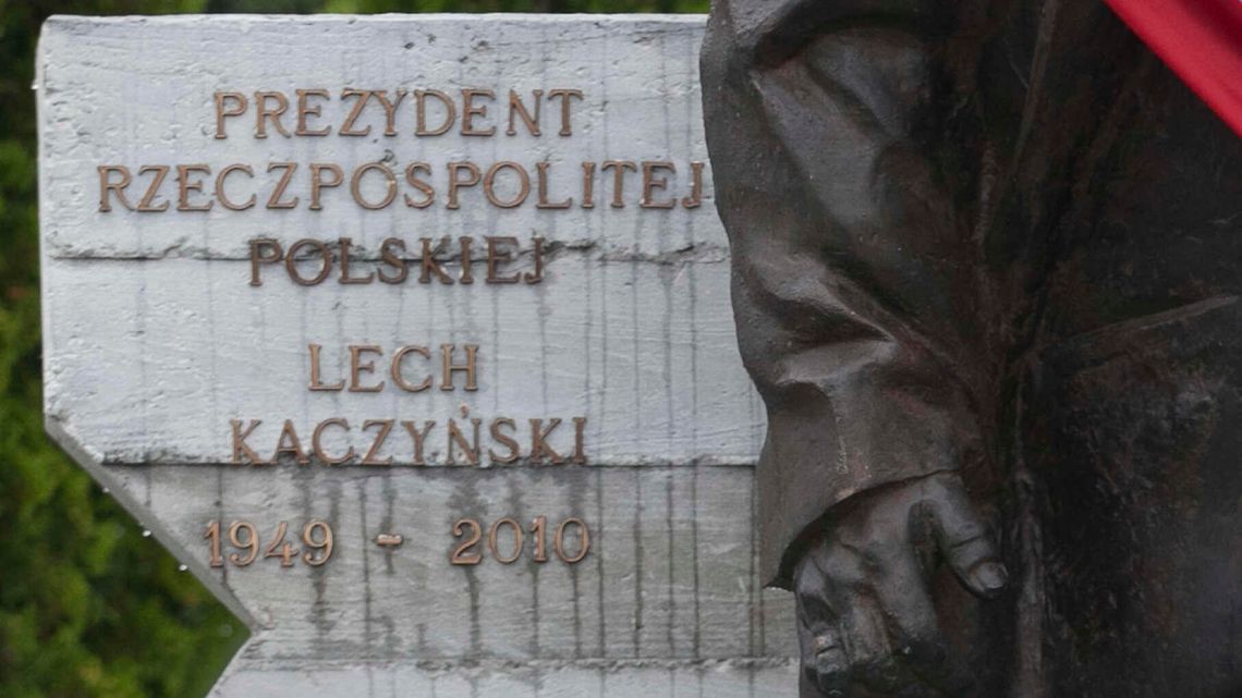 Błąd na pomniku smoleńskim w Kraśniku? Zapytaliśmy prof. Bralczyka Błąd na pomniku smoleńskim w Kraśniku? Zapytaliśmy prof. Bralczyka
