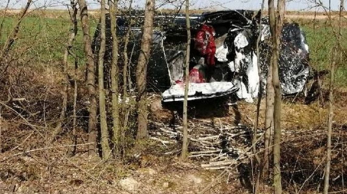 Błażek: Audi dachowało w rowie, 23-letni kierowca ranny