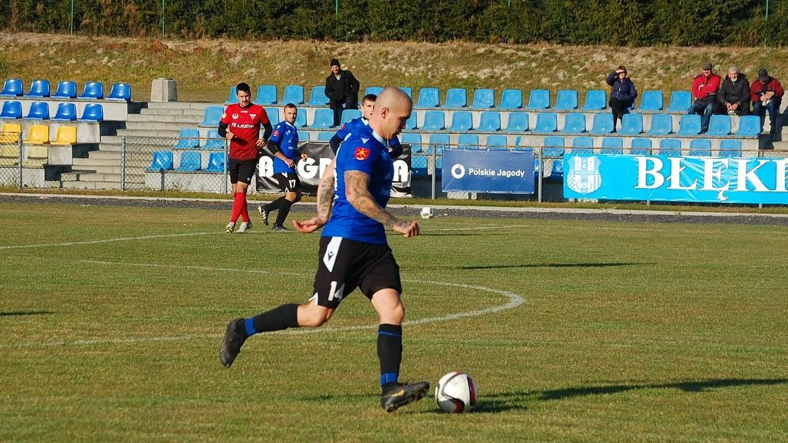 Błękitni Obsza – Tanew Majdan Stary 2:0. Szykowali boisko prawie trzy godziny