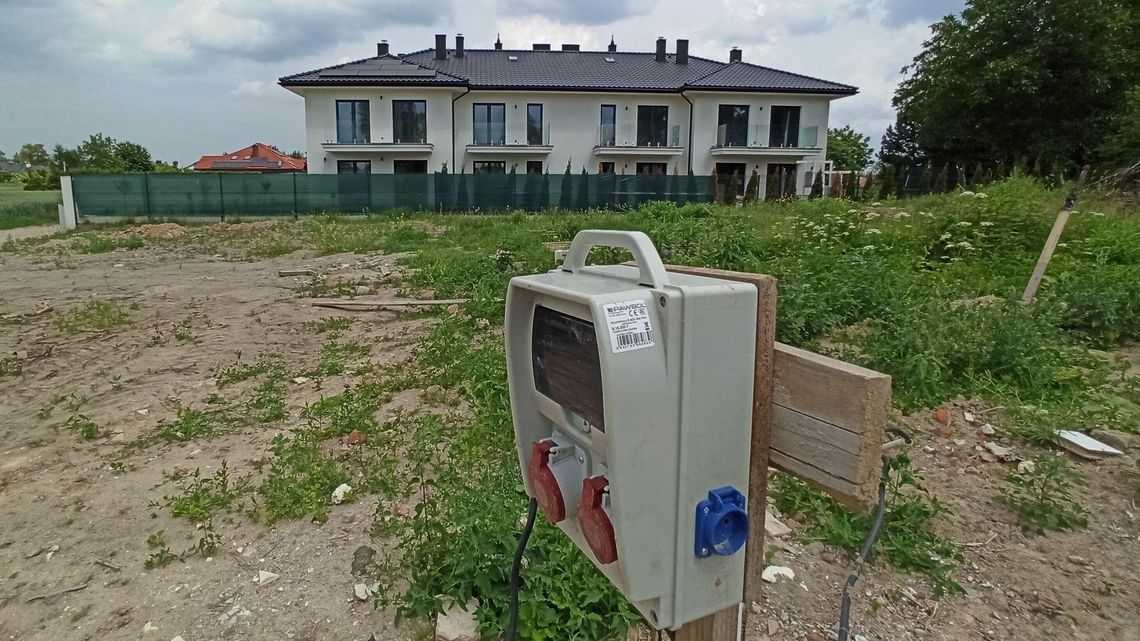 Bliźniaki czy małe bloki? Tak się buduje tuż za Lublinem