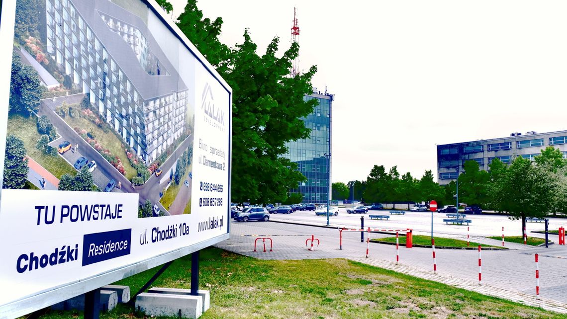 Blok zmiecie drzewa na Czechowie