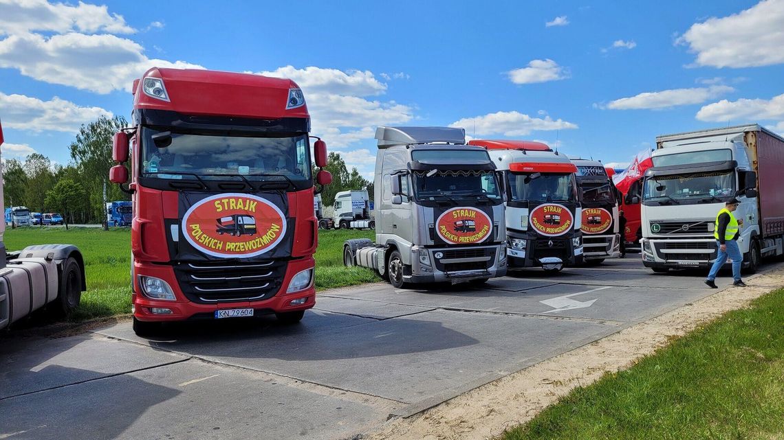 Blokada przejść granicznych. Ministerstwo zapewnia, że rozmawia z przewoźnikami Blokada przejść granicznych. Ministerstwo zapewnia, że rozmawia z przewoźnikami