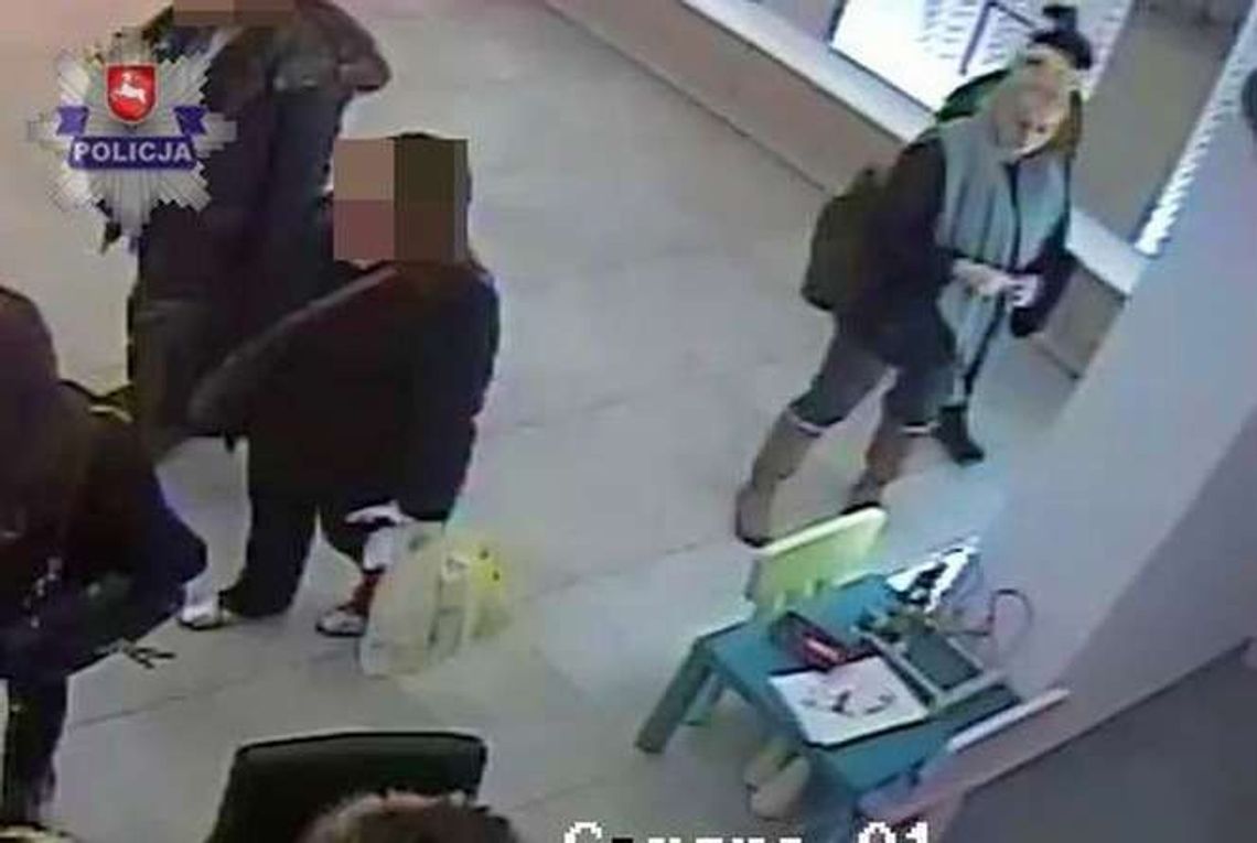 Blondynka przymierza okulary, podmienia i wychodzi ze sklepu (wideo)