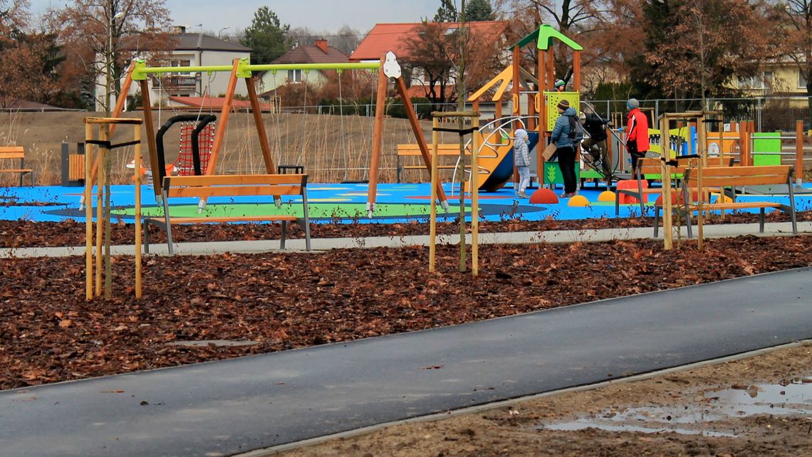 Błonia w Puławach po przebudowie, czekają na spacerowiczów [zdjęcia]