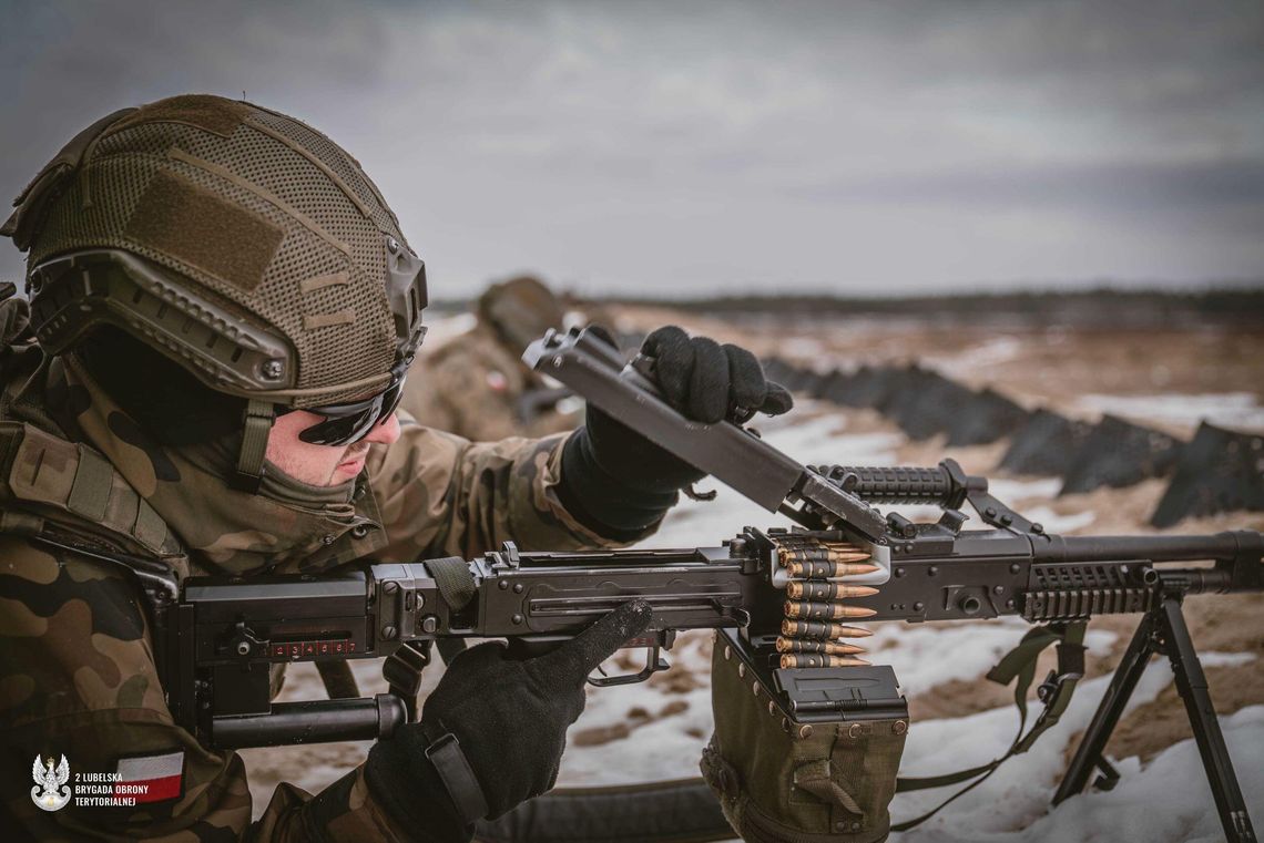 Błoto i snajperzy Żołnierze 21 Lubelskiego Batalionu Lekkiej Piechoty ćwiczyli na poligonie w Nowej Dębie w trudnych, błotnistych warunkach, doskonaląc współpracę i celność ognia.
