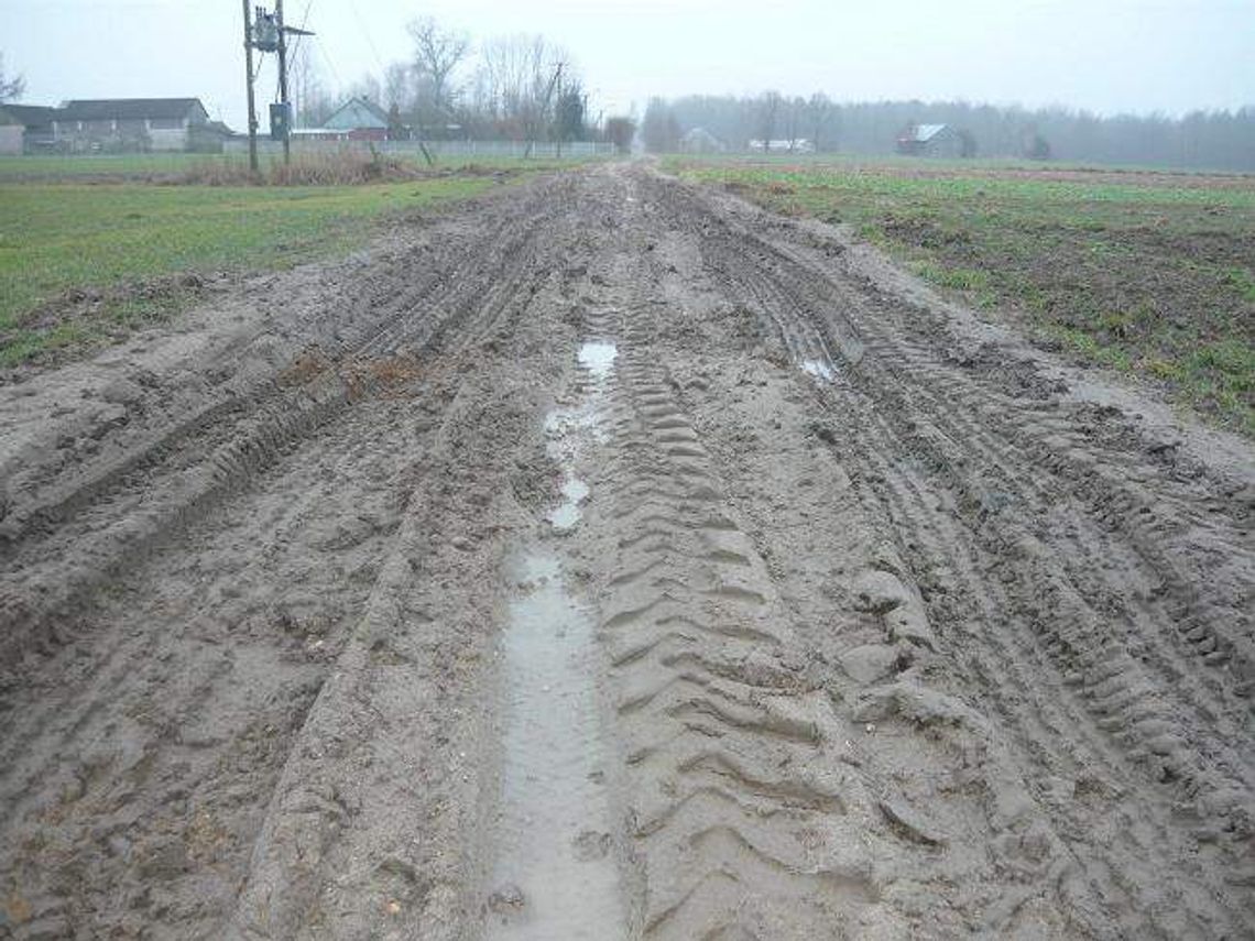 Błoto zamiast drogi w Wygnanowie. Gmina: Będzie remont