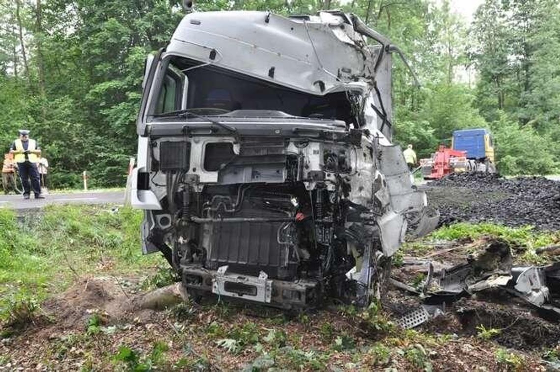 BMW czołowo zderzyło się z ciężarówką przewożącą węgiel (zdjęcia)