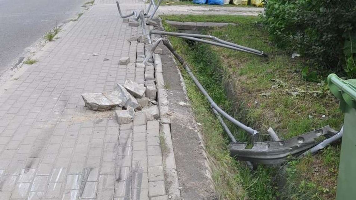 BMW staranowało barierki i dachowało w krzakach. Kierowca zniknął