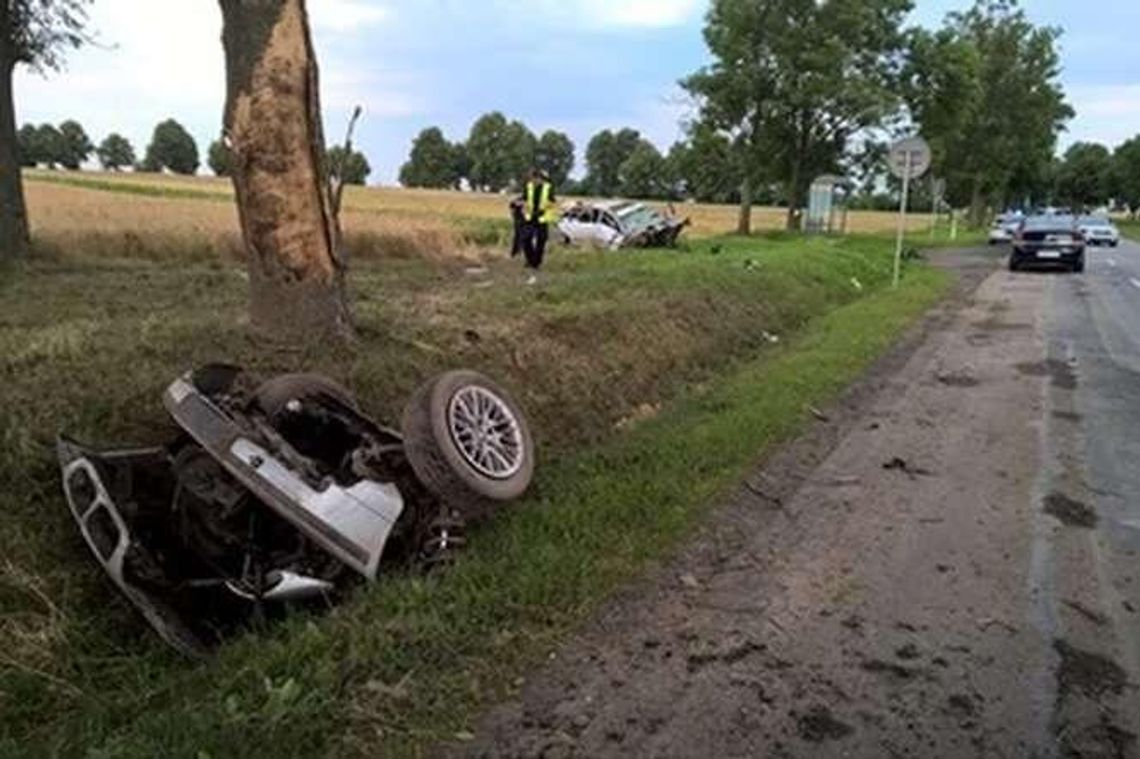 Bmw uderzyło w drzewo i rozpadło się na dwie części. Kierowca i pasażer mają potłuczenia