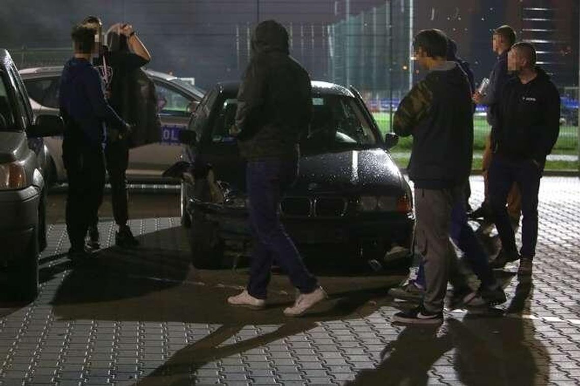 BMW wjechało w ogrodzenie boiska przy Arenie Lublin (zdjęcia)