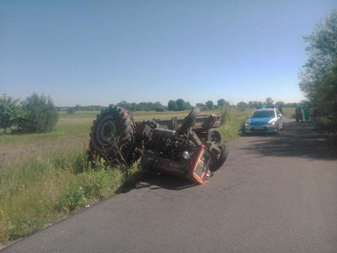 BMW wjechało w traktor. Maszyna dachowała
