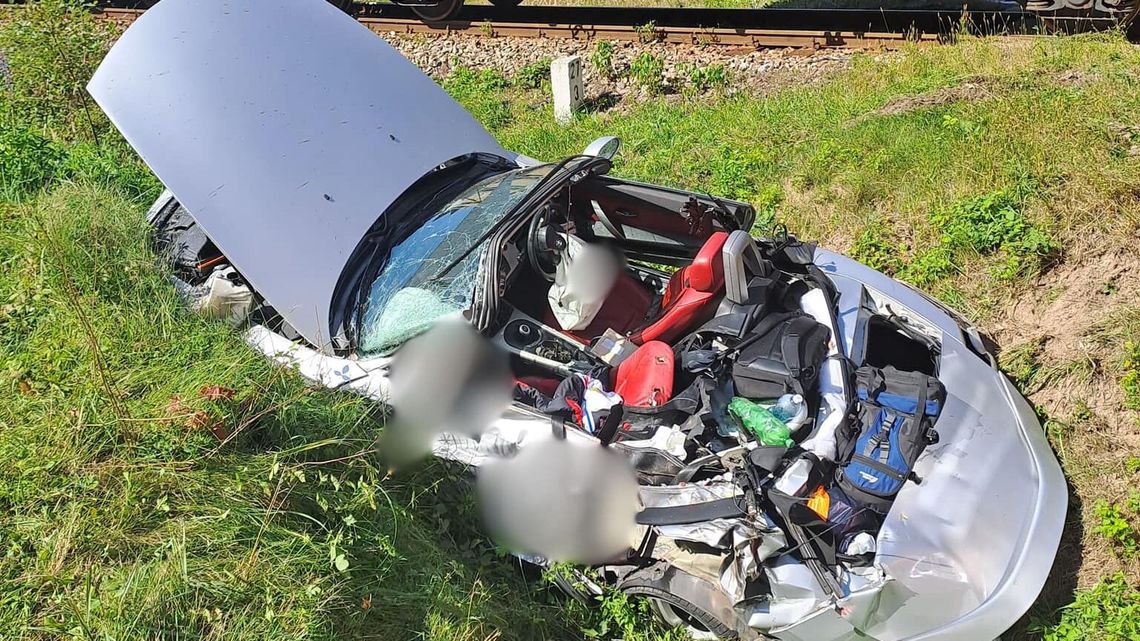 BMW wjechało wprost pod pociąg. Zginęła pasażerka BMW wjechało wprost pod pociąg. Zginęła pasażerka