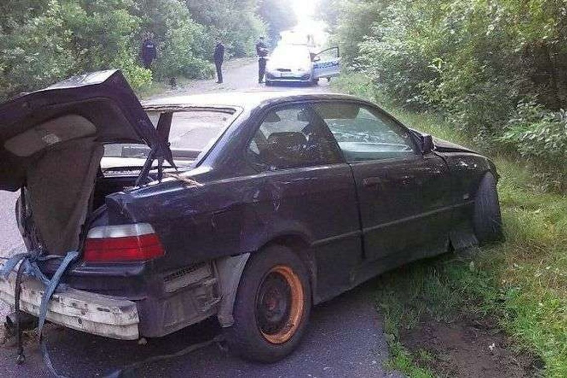 BMW wypadło z drogi i ścięło kilka drzew. 20-latek był zakleszczony w aucie