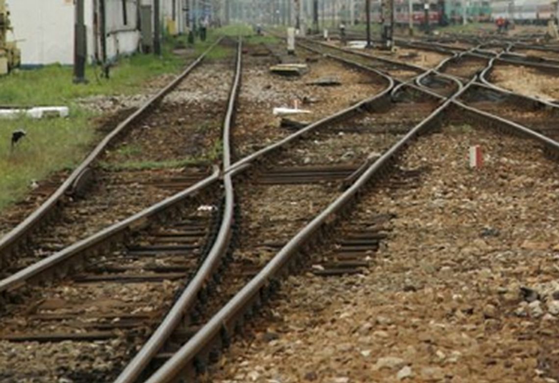 BMW zawisło na torach przed jadącym pociągiem