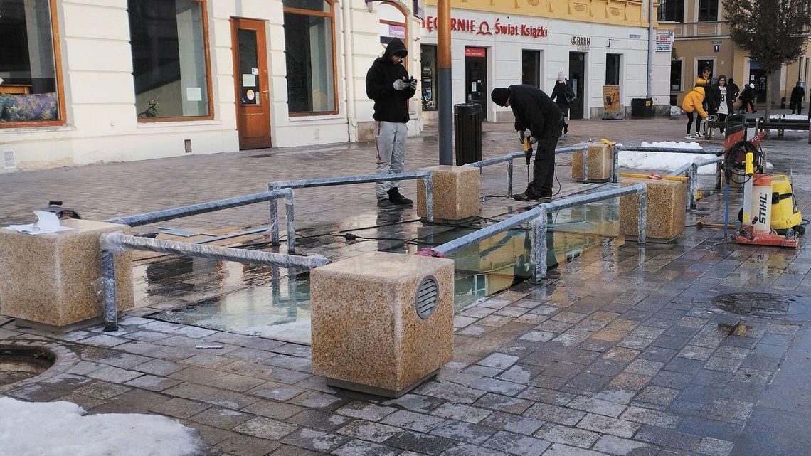 Bo za dużo po nim chodzą. Okno czasu na deptaku już za barierkami